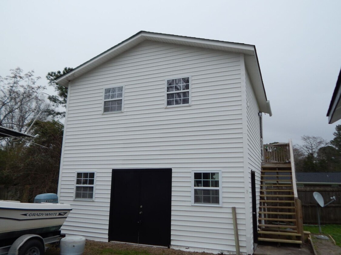 228 Dixie Ave Unit Garage Apt., Wilmington, NC 28403 Room for Rent in