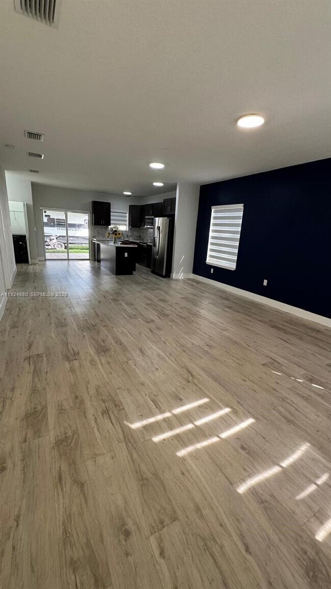 Foto del edificio - 22175 Miami Ave