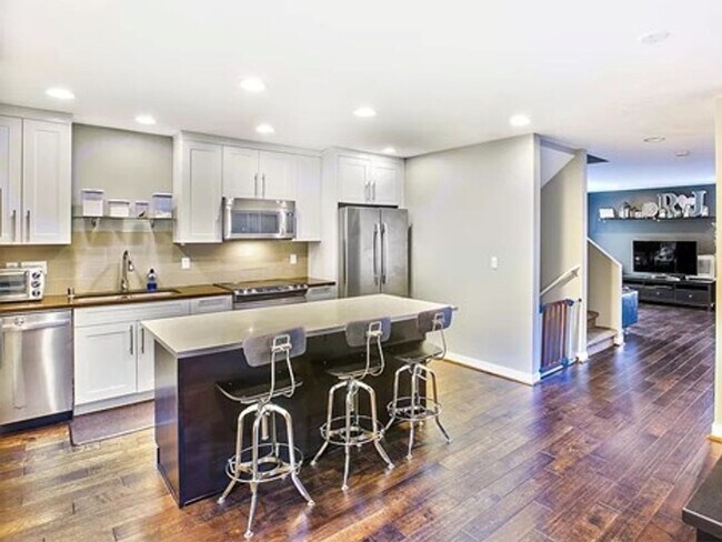 Building Photo - North Beacon Hill Townhouse