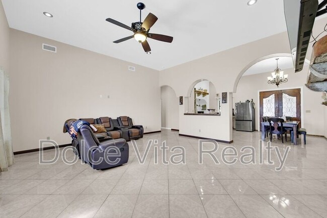 Building Photo - 825 Carpintero St