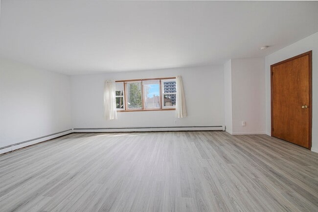 Building Photo - 180 W 22nd St