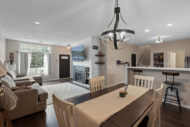 Sala de estar principal - 13055 Europa Trail Way N