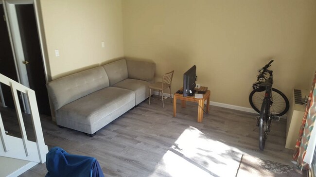 Building Photo - Beautiful 2 Bedroom, 1.5 Bathroom Apartment Available August 1st!