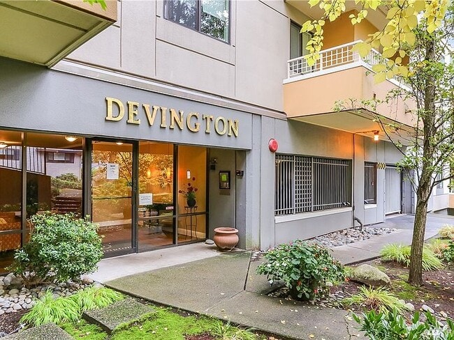 Building Entrance - 7600 SE 29th St