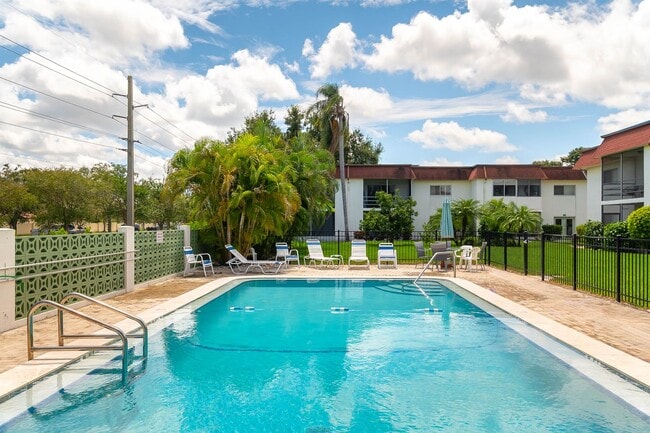 Foto del edificio - Newly Renovated, 2-Bed, 2-Bath, 2nd Floor Unfurnished Condo in Great Location