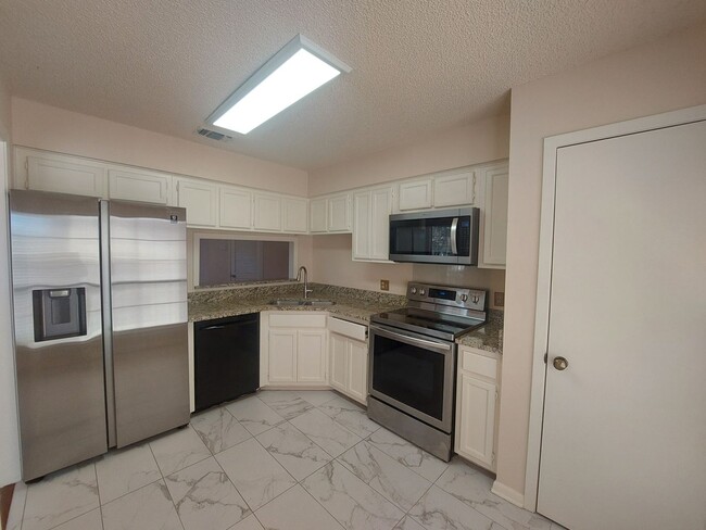 Building Photo - Thousand Oaks 3 Bedroom Condo with YMCA ne...