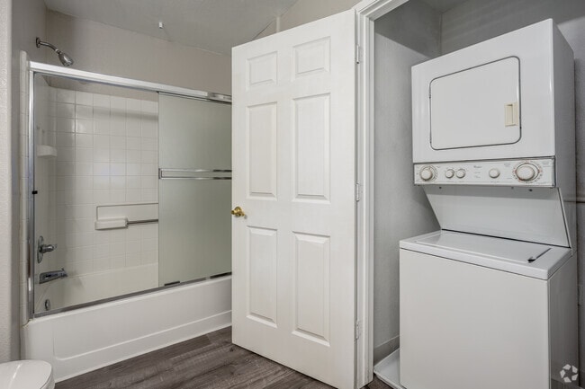 2BR, 2BA - 1,081SF - Laundry - River Oaks Apartments - Yuba City