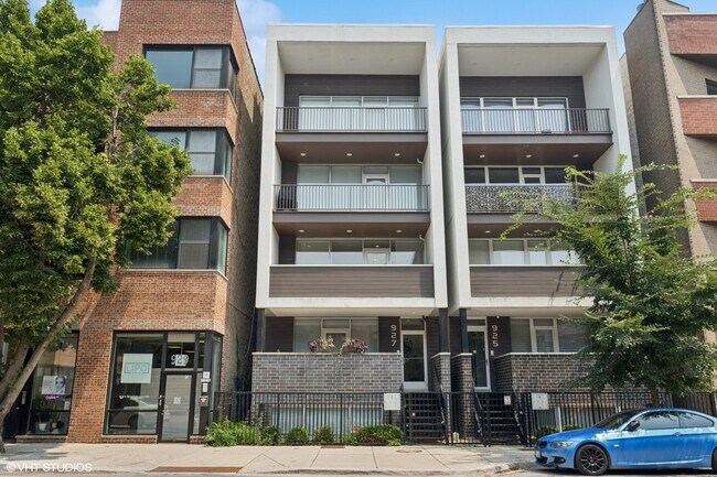 Building Photo - 927 N Damen Ave