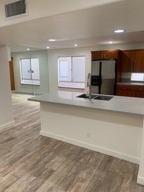 ESPACIO ABIERTO, COCINA & SALA DE ESTAR - 1154 N Sycamore Ave