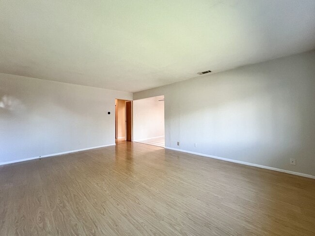 Foto del edificio - Single-Level Bel Aire Home with Spacious Layout