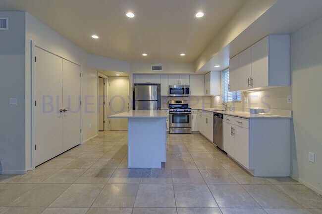 Building Photo - Modern 2-story home, Central!