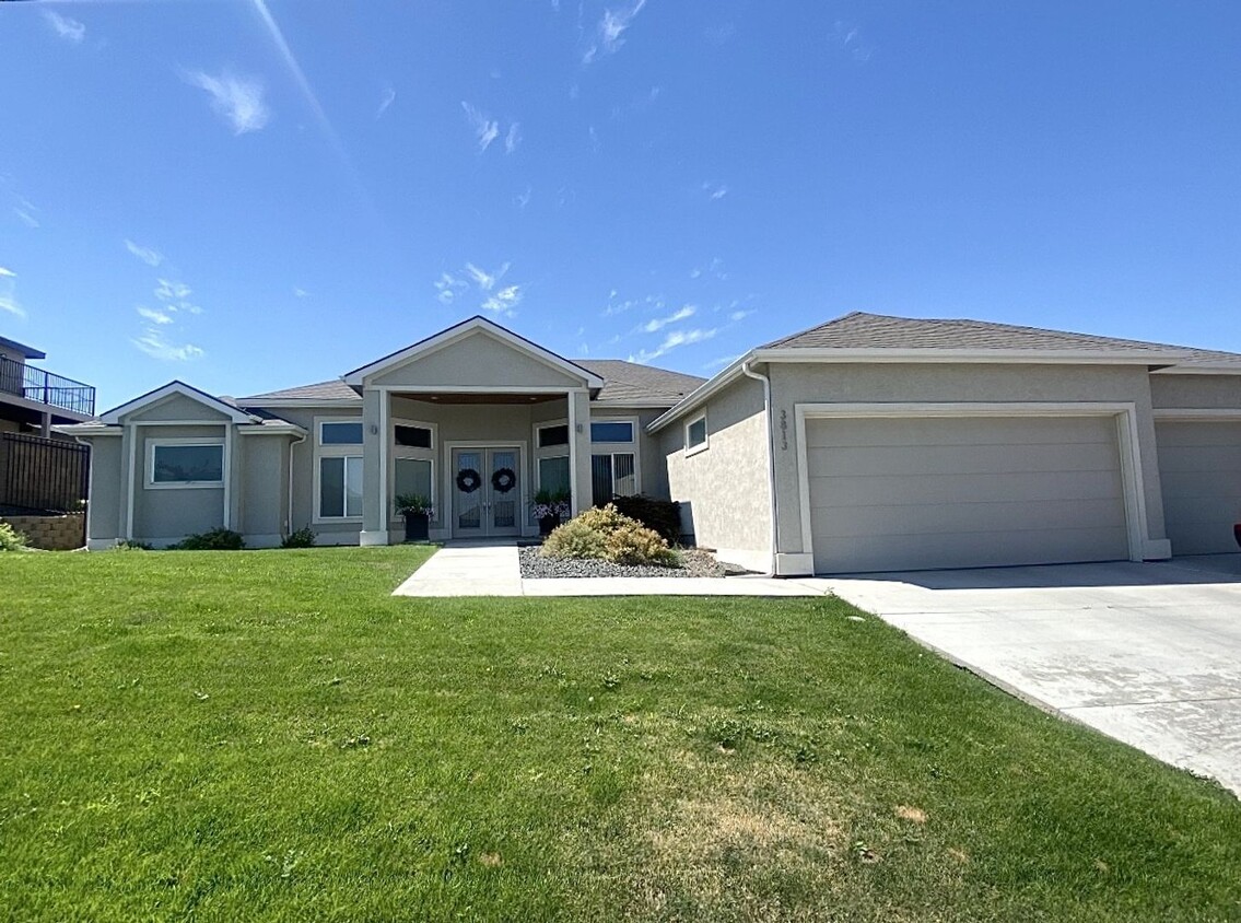 Primary Photo - Elegant home in the Heights at Canyon Lakes