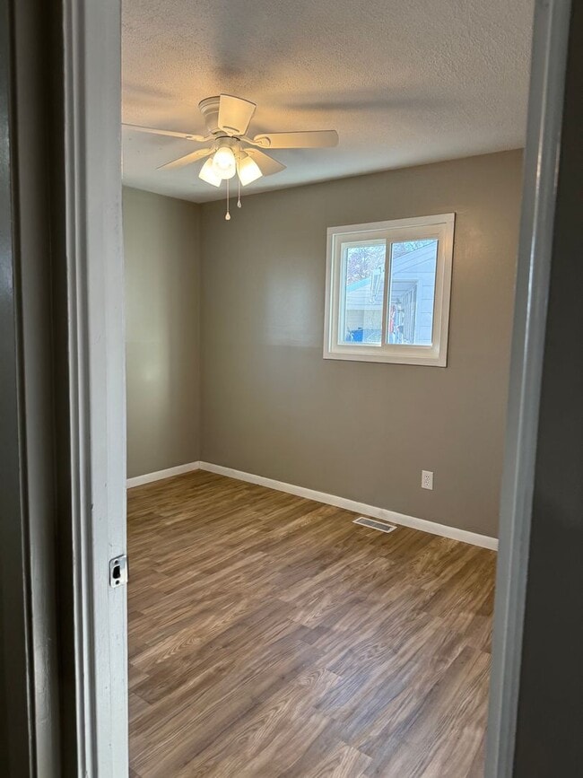 Foto del edificio - 4br 2bth large sun room and big fenced in backyard