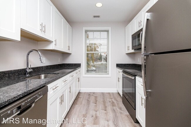 Building Photo - 114 Sylvan St
