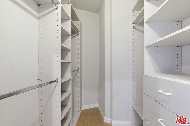Foto del edificio - 10650 Kinnard Ave
