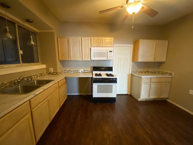 Building Photo - 421 Allyn St