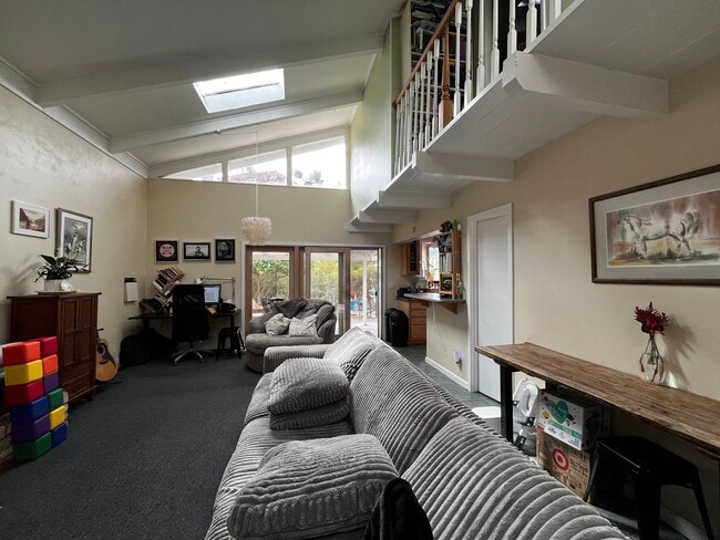 Building Photo - Beautiful and spacious 2 Bedroom, 1.5 Bath...