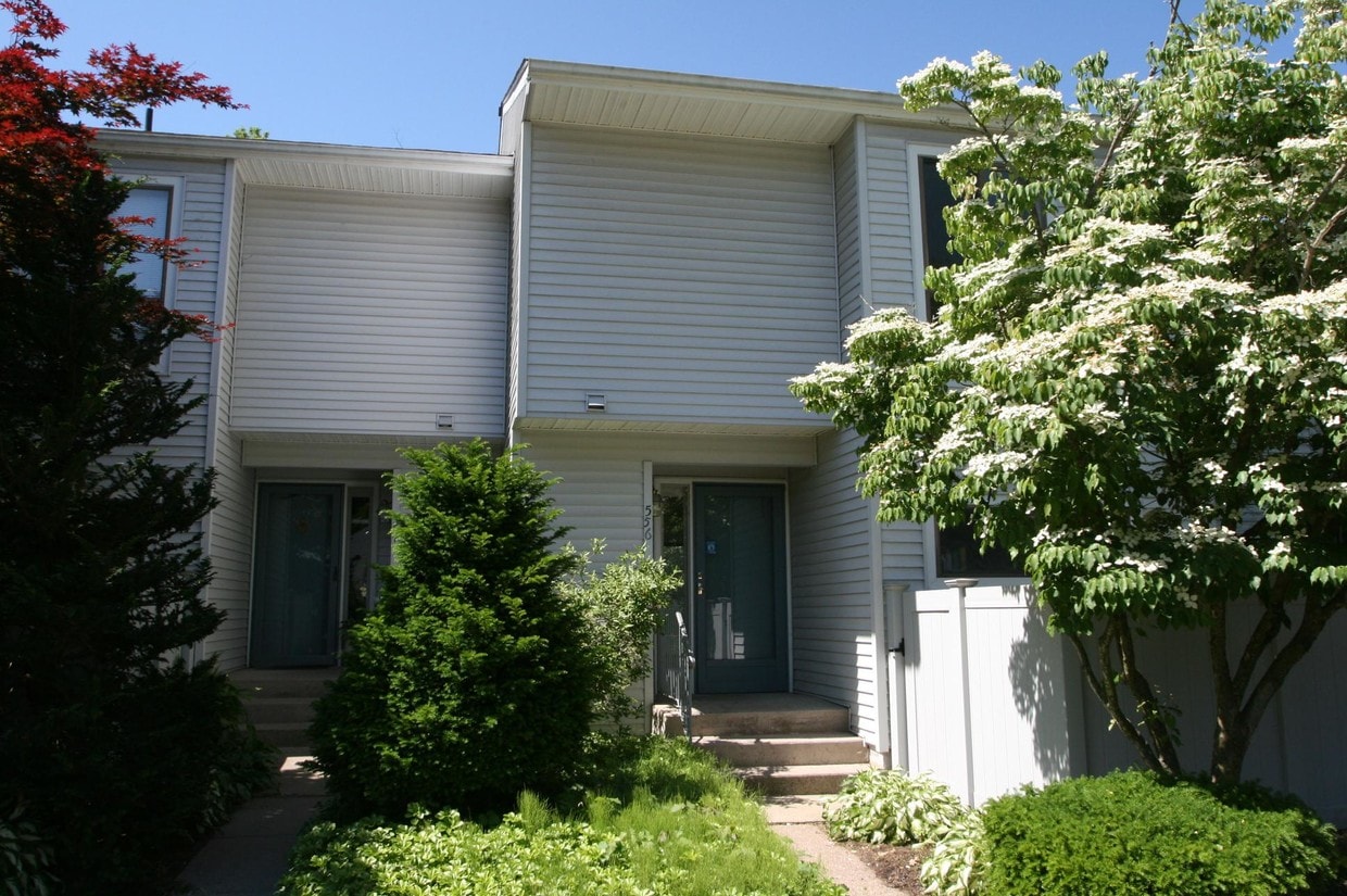 556 Oak Ave, Cheshire, CT 06410 Condo for Rent in Cheshire, CT