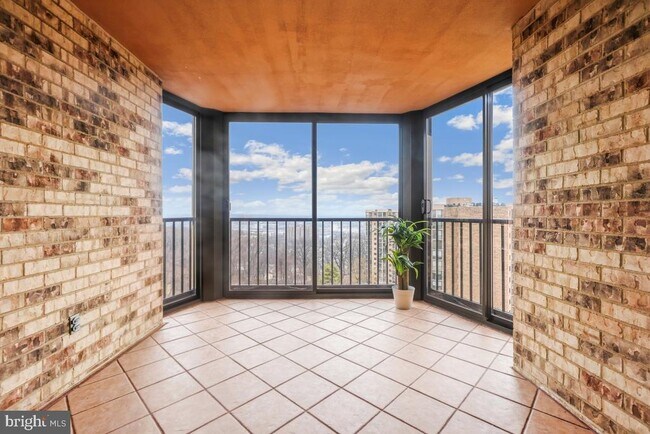 Building Photo - 5902 Mt Eagle Dr