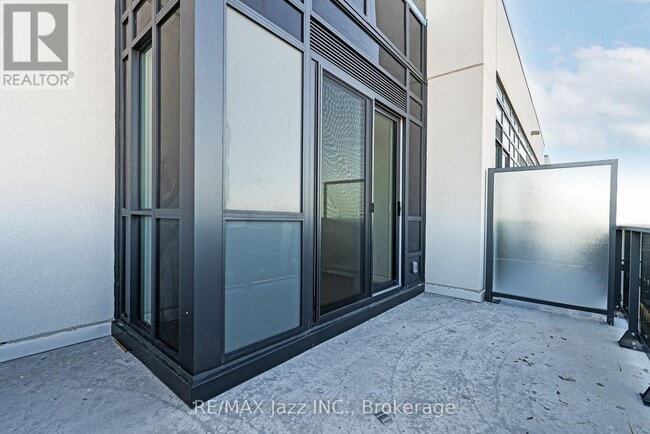 Building Photo - 2545 Simcoe St N