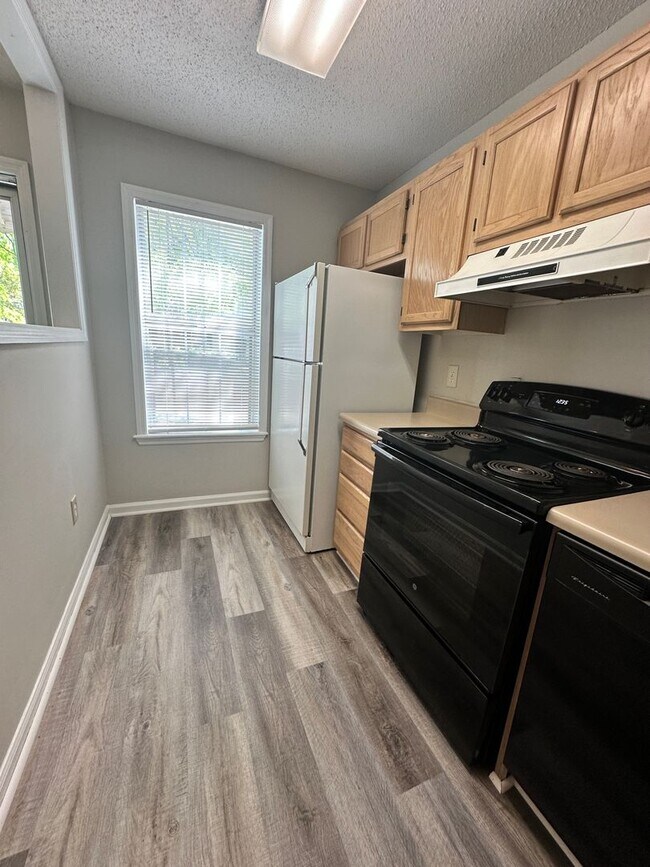 Foto del edificio - 2 bed, 1.5 bath townhome near I-20 & Bobby...