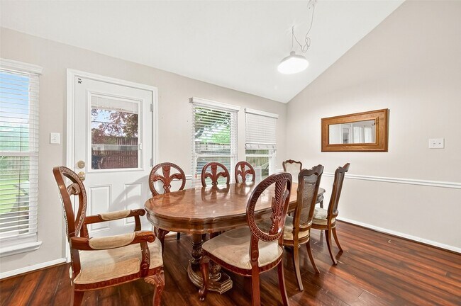 Building Photo - 15343 Meadow Village Dr