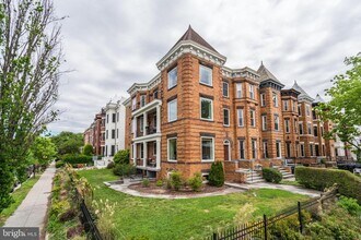 Building Photo - 1249 Kenyon St NW