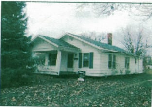 Building Photo - 220 E Robard St