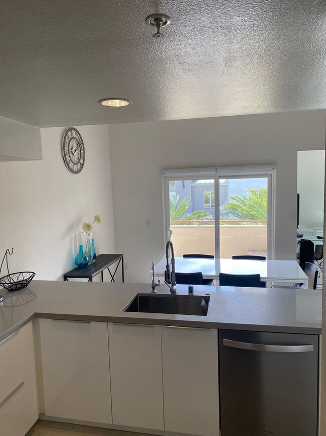 Building Photo - Stunning Penthouse Loft Unit In Beautiful ...