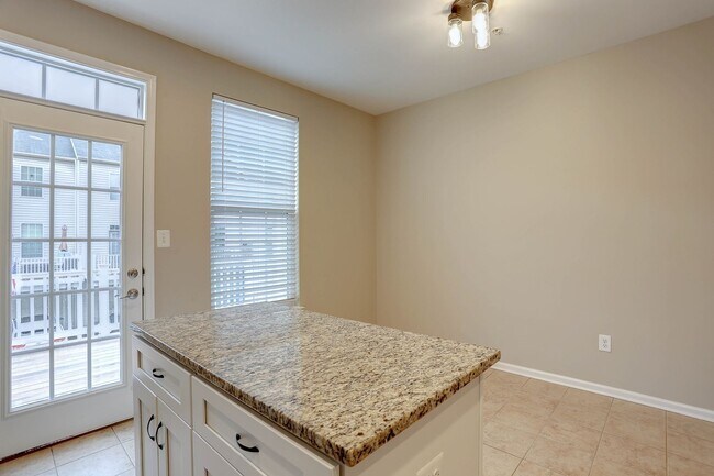 Foto del edificio - 3BR, 3BA, 1-Car Garage Townhome in Howard Square