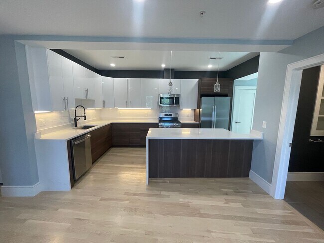 Building Photo - BROOKLINE 4BBED / 2BATH NO FEE