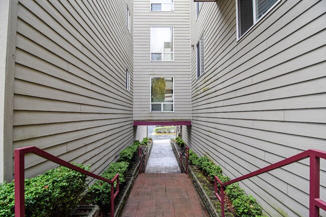 Building Photo - Shoreline Two Bedroom Condo