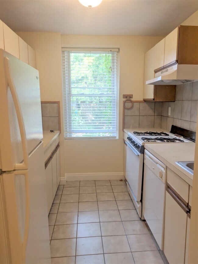 Building Photo - 30 Agassiz St