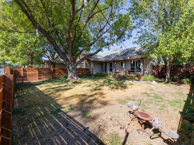 Foto del edificio - 2404 N Shields Dr