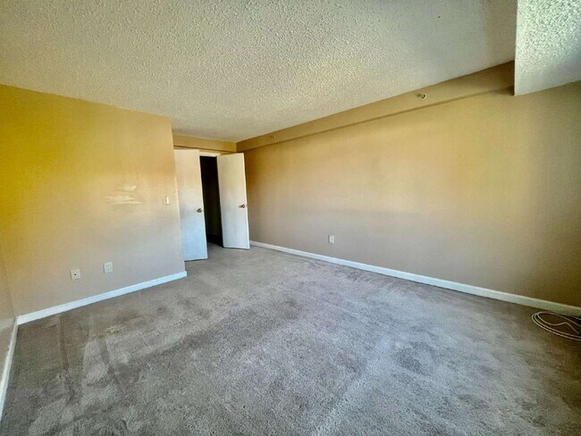 Foto del edificio - 1 BED/1 BATH TOP FLOOR CONDO UNIT HEAT/HW INCLUDED