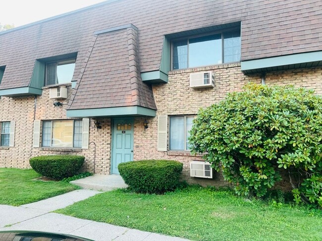 Building Photo - 549 Russell Rd