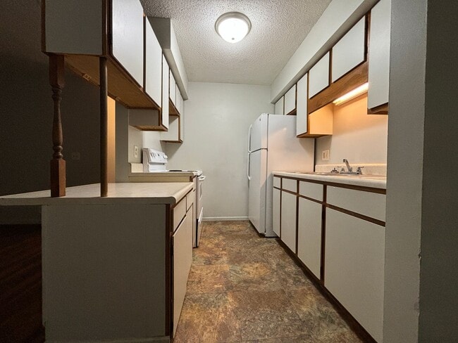 Building Photo - 1 Bedroom, 1 Bath Apartment at the Brooksi...