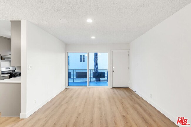 Foto del edificio - 4711 Beverly Blvd