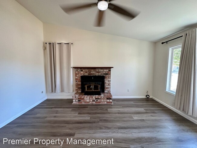 Building Photo - 3 br, 2 bath House - 10049 YUKON RIVER WAY