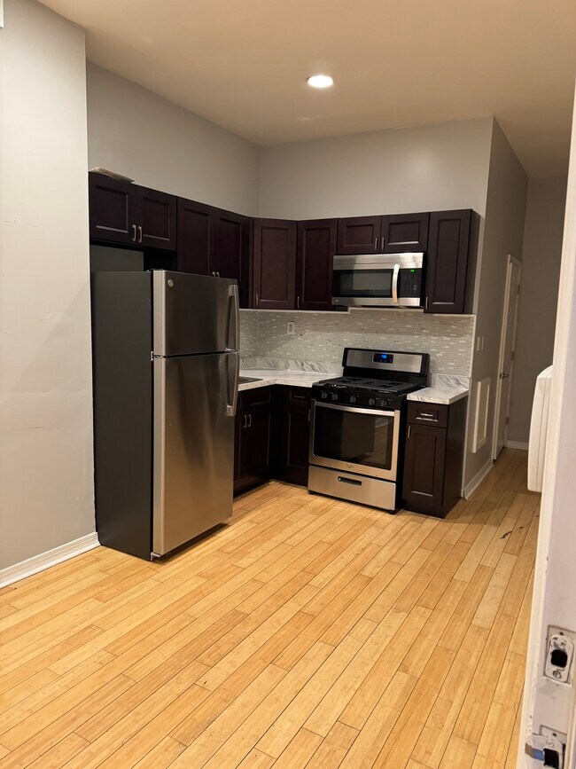 Kitchen area - 3211 W Montgomery Ave