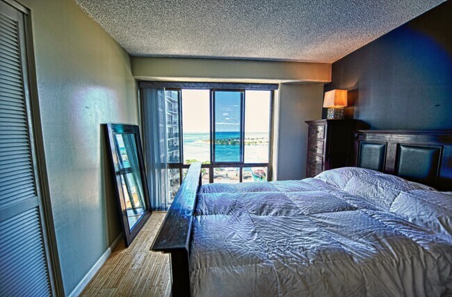 Dormitorio principal con vista al mar - 225 Queen St