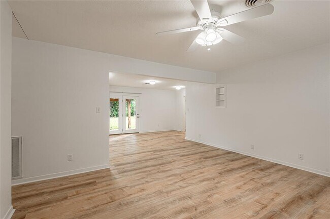 Foto del edificio - 107 Town and Country Dr