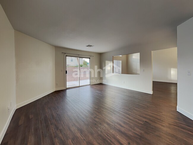Foto del edificio - 6130 Peach Blossom Ln