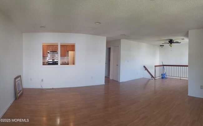 Foto del edificio - 320 Tulip Ln