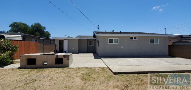 Foto del edificio - Four bedroom house available!
