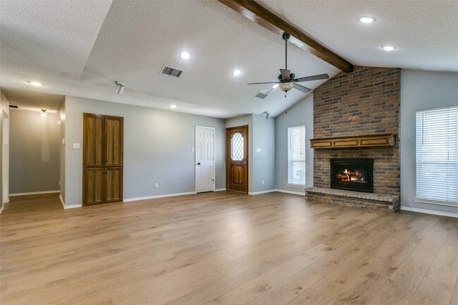 Building Photo - 8 Winding Creek Ct