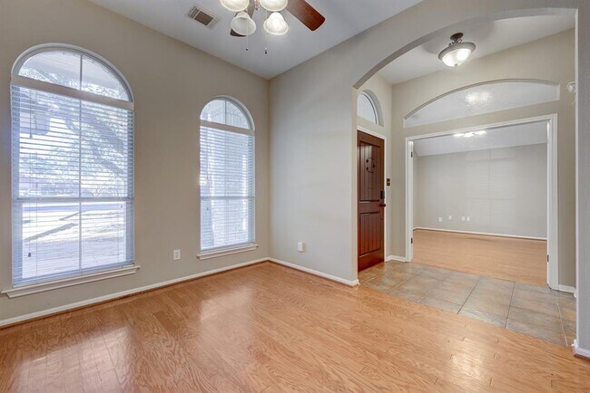 Foto del edificio - 1710 MacKenzie Ln