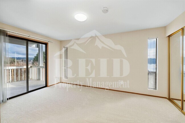 Foto del edificio - Water view 4 plex close to Silverdale and Public Transportation.