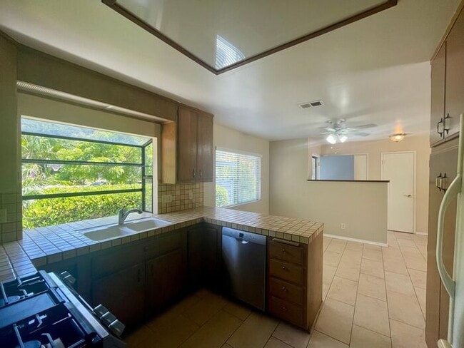 Building Photo - Turnpike Foothills 3 Bedroom Home - Available Now