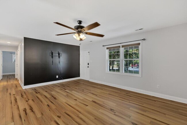 Building Photo - Large Ranch Home with 3BR/ 2 Bath with an Extra Bonus Room!